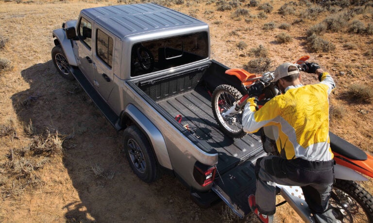 2023 Jeep Gladiator Exterior Man Putting Bike On Bed