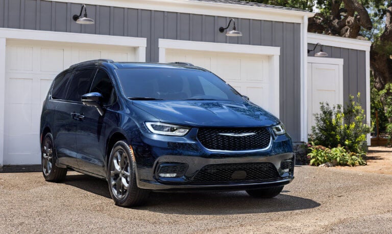 2025 Chrysler Pacifica Exterior Driveway